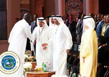 President Weah shakes hands with organizers of the Global Business Forum Africa 2019 including the Minister of Dubai Chamber of Commerce and Industry

Executive Mansion Photo