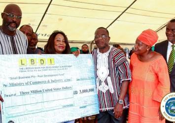 President Weah presents symbolic cheque to Minister of Commerce and LIBA and LBDIEXECUTIVE MANSION