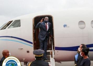 President Weah waves as he departs the Country for Ghana Executive Mansion