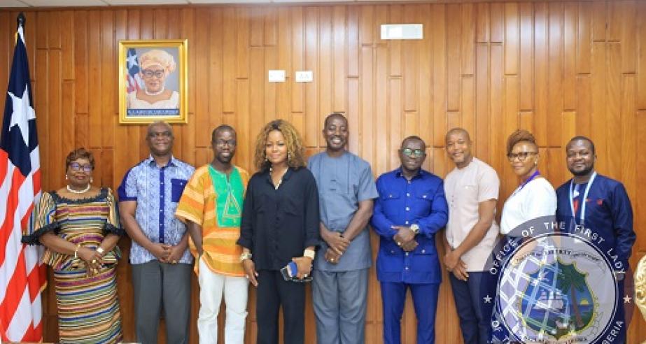   First Lady Kartumu Yarta Boakai flanked in a photograph by the LRA boss, the outgoing head of carter center, the Political advisor to the president and other officials of government during a meeting held at her Executive Mansion office.