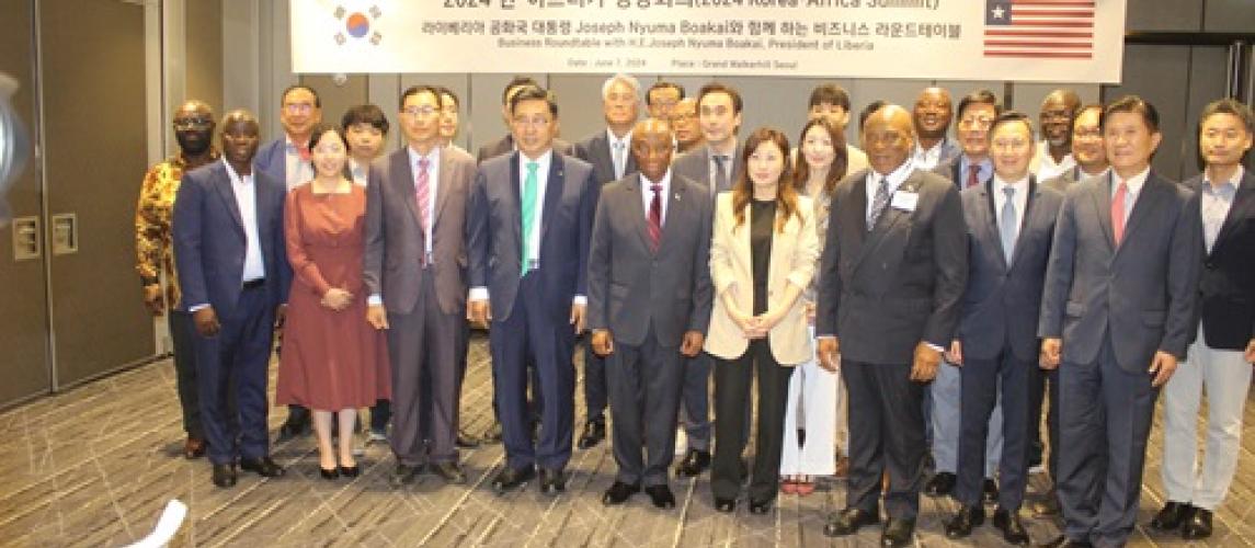 President Boakai and the Liberian delegation pose in a photograph with the Korean President